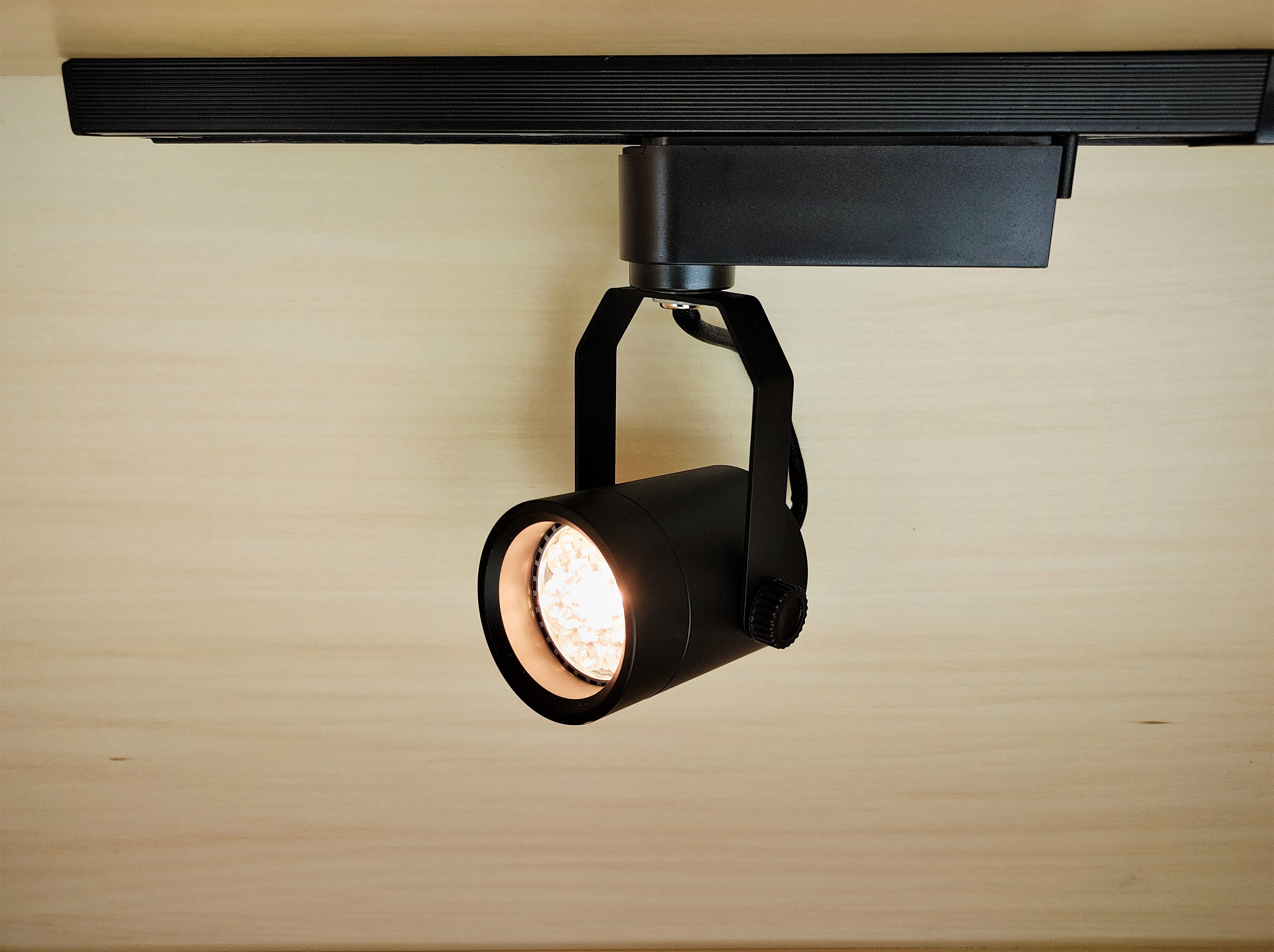 大光電機 DAIKO LEDアウトドアスポットライト LED内蔵 人感センサー ON OFFタイプI 防雨形 明るさ白熱灯80W相当 電球色 - 1
